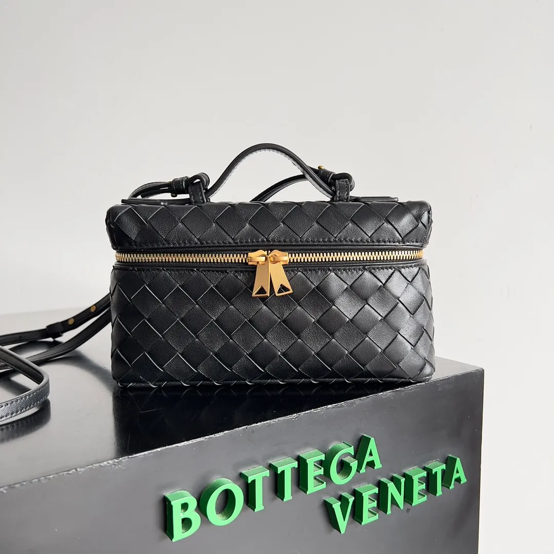 Batch 1360 Bottega Veneta 24 spring and summer woven zipper crossbody bag. A crossbody bag that can be used as a cosmetic bag. The exquisite weaving and compact body are an indispensable accessory for the upcoming summer. The double zipper also better protects the bag. It has a large capacity. If you like it, don’t miss it. Style number: 789109 Size: 22*12.5*5cm
